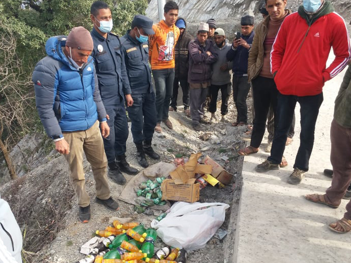 बैतडीमा बजार अनुगमन, १६ पसलबाट ८० हजार जरीवाना असुल